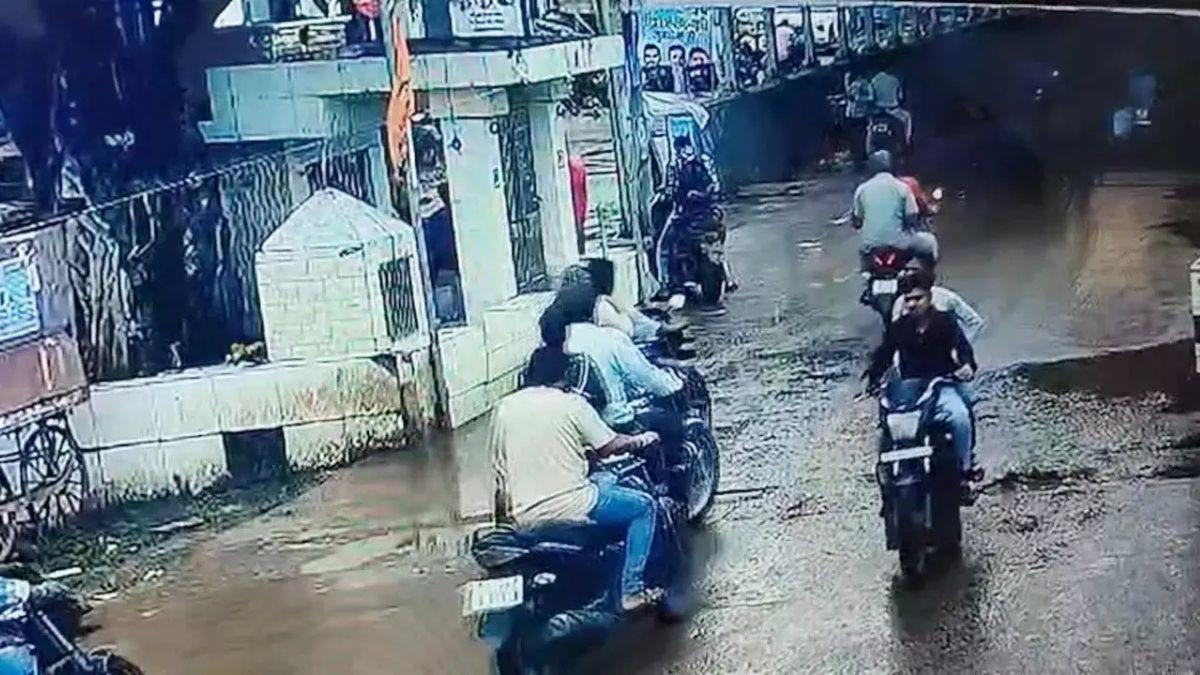 भाटापारा में दिनदहाड़े 5 लाख की लूट: बैंक से पैसा निकालते ही चोरों ने उड़ाई रकम, CCTV में कैद