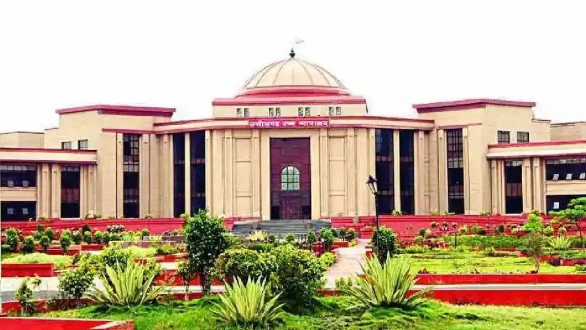 छत्तीसगढ़ के निजी मेडिकल कॉलेजों की फीस मनमानी पर हाईकोर्ट सख्त: EWS छात्रा की याचिका पर मांगा जवाब
