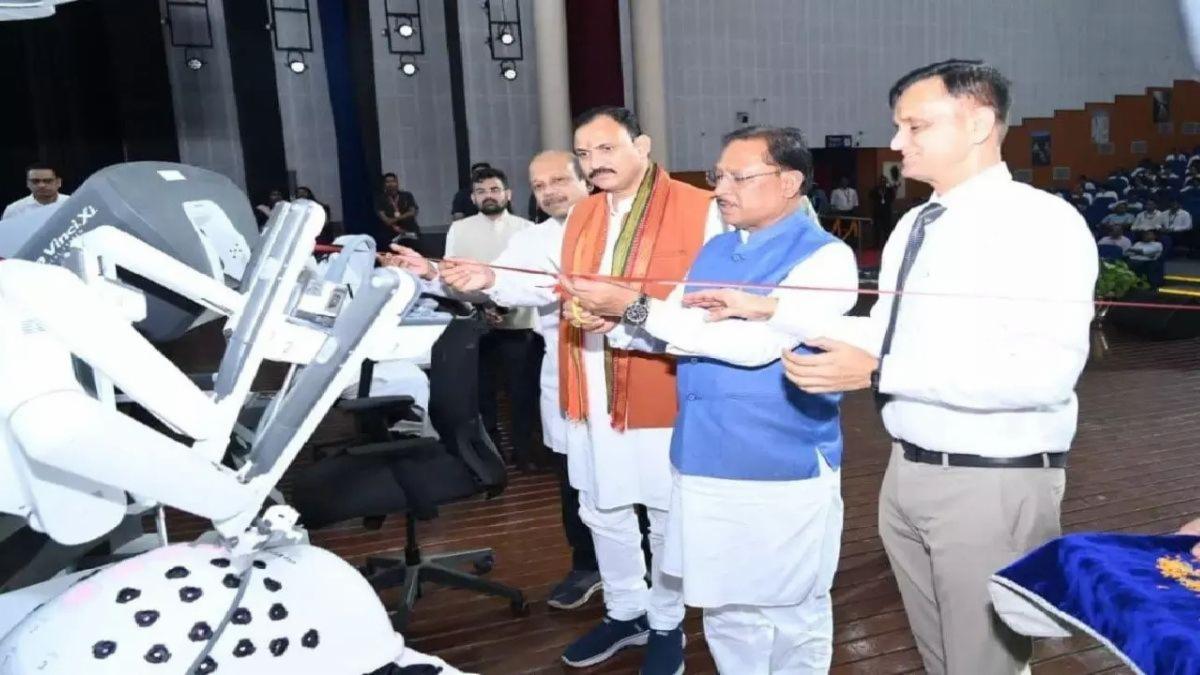छत्तीसगढ़ को मिली 'देव हस्त' की सौगात: AIIMS रायपुर में रोबोटिक सर्जरी का शुभारंभ