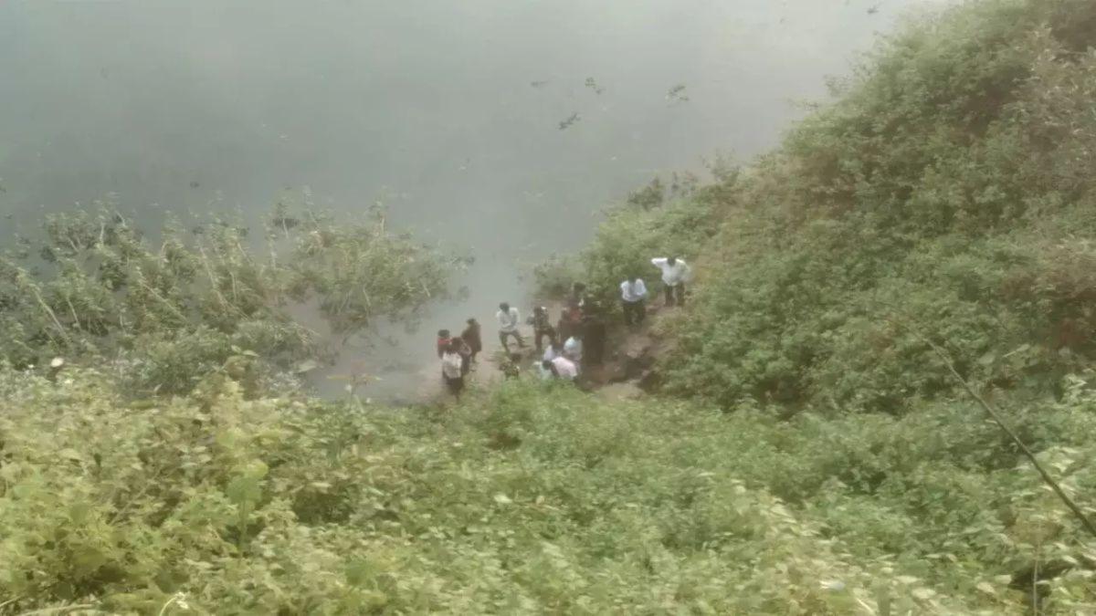  छत्तीसगढ़ कोयला खदान में भूस्खलन के बाद ग्रामीण फंसा