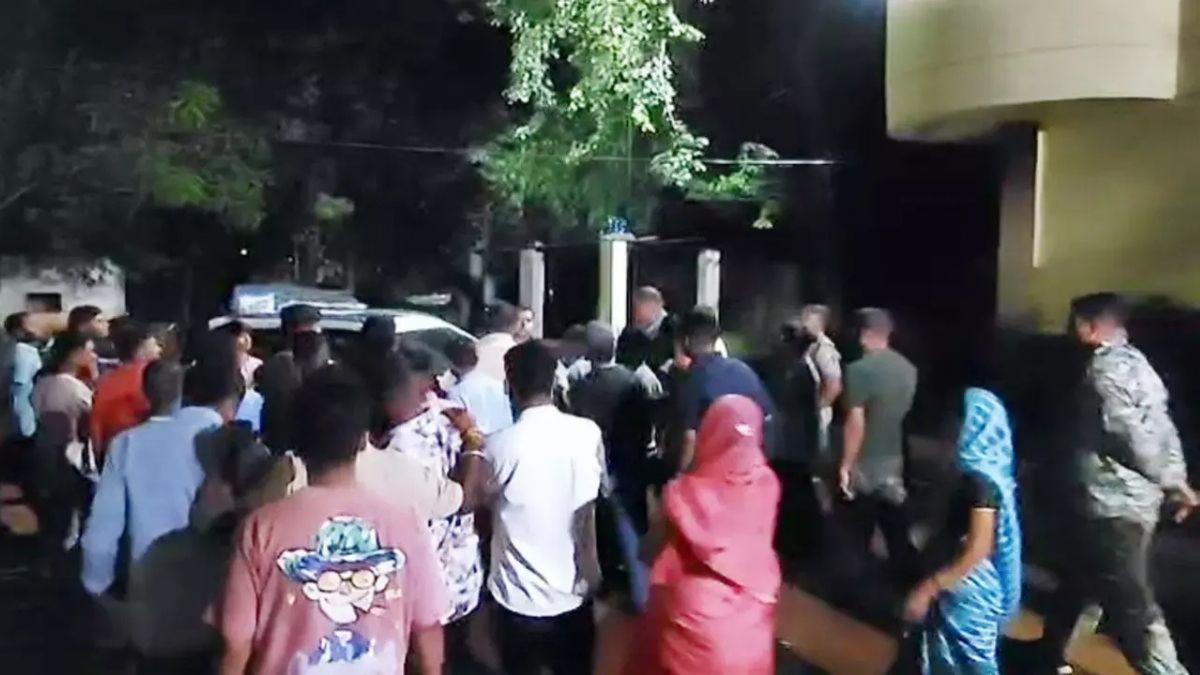 धमतरी में पुलिस पर ग्रामीणों से मारपीट का आरोप; रुद्री थाने का देर रात घेराव, सीएसपी ने दिया निष्पक्ष जांच का आश्वासन