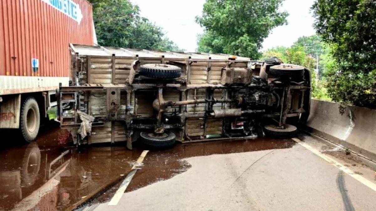  कुम्हारी में केमिकल रिसाव से दहशत: मिनी-ट्रक पलटा, आपातकालीन प्रतिक्रिया