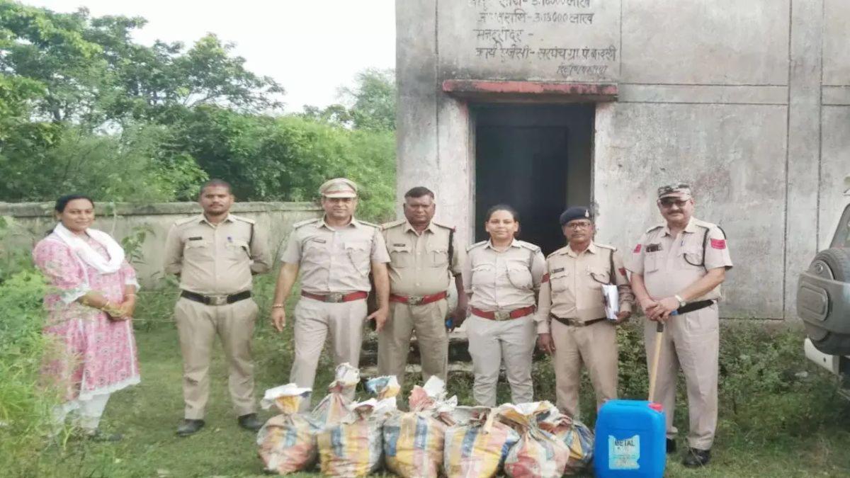 मुंगेली जिले के सरकारी स्कूल से अवैध शराब जब्त