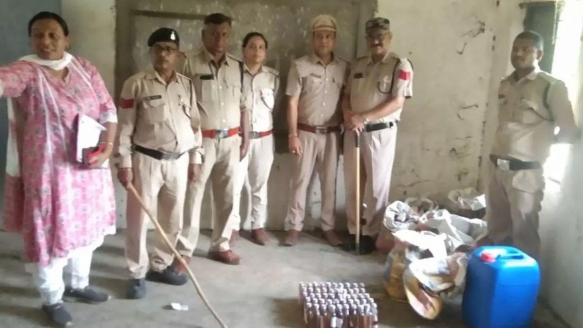 मुंगेली जिले के सरकारी स्कूल से अवैध शराब जब्त
