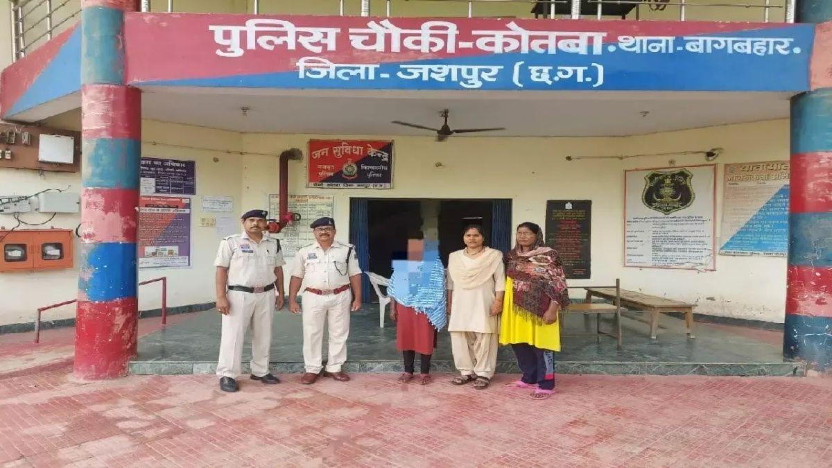 नाबालिग को बहला-फुसलाकर ले गई युवती: तेलंगाना में शारीरिक संबंध, पुलिस ने किया गिरफ्तार