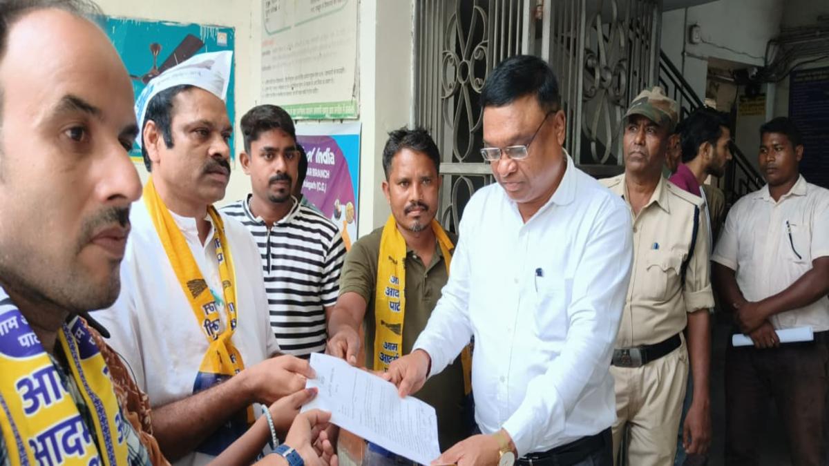 रायगढ़ में AAP का प्रदर्शन: भाजपा सरकार पर खाद कालाबाजारी का आरोप, CM को सौंपा ज्ञापन