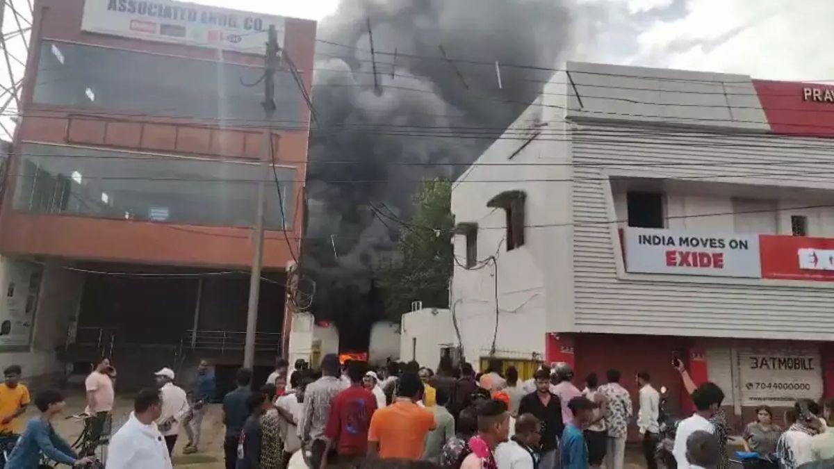 रायपुर में भीषण आग: खमतराई की बैटरी फैक्ट्री में लगी आग, इलाके में दहशत का माहौल