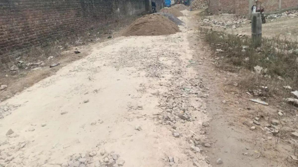 सीसी रोड निर्माण में धांधली: ग्रामीणों ने लगाया निम्न गुणवत्ता का आरोप, कलेक्टर ने दिए जांच के आदेश