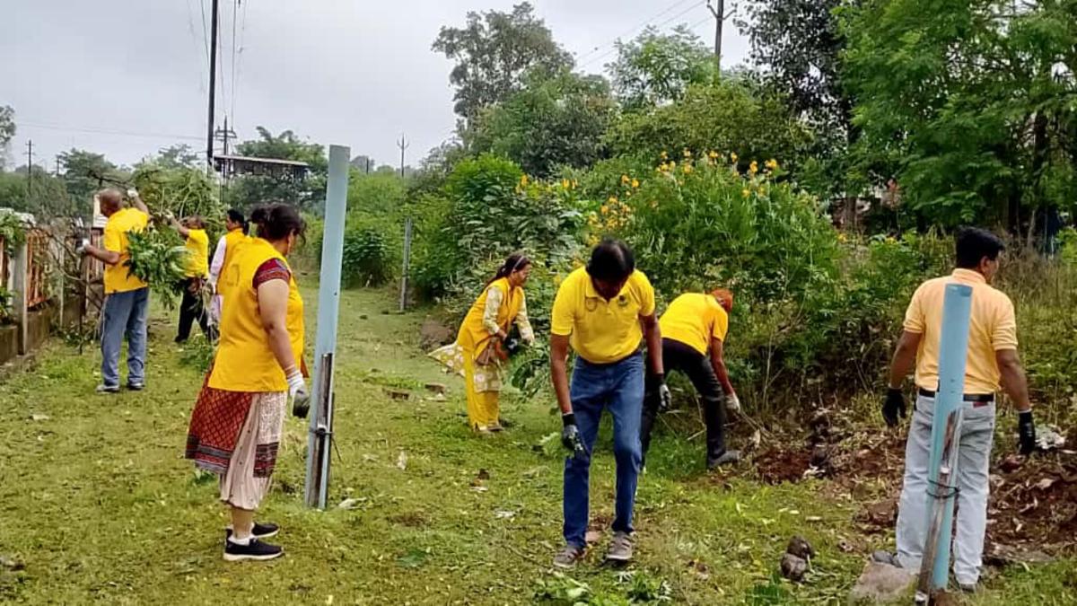 भिलाई-रिसाली में 'स्वच्छ धरा' की अनवरत मुहिम: 136 सप्ताह से पर्यावरण संरक्षण और सफाई का अलख जगा रही समिति, स्थानीय पार्षद का भी मिला सहयोग