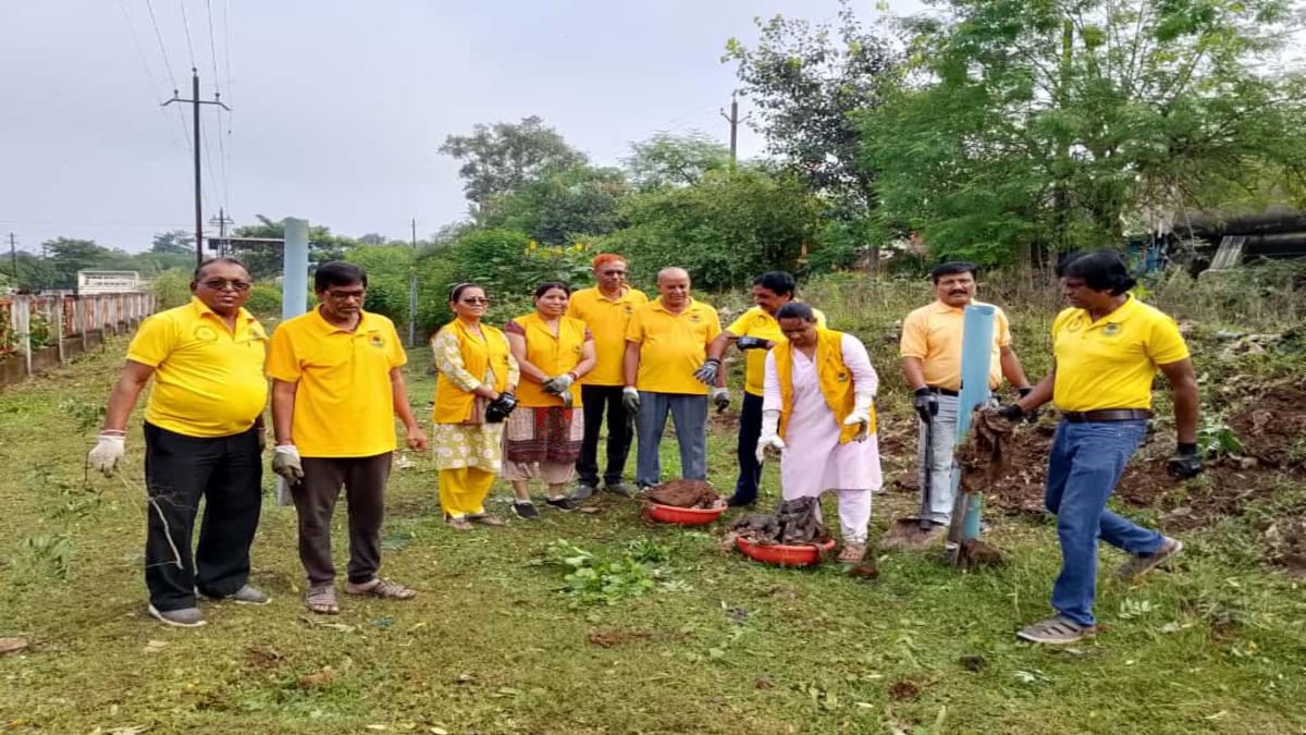भिलाई-रिसाली में 'स्वच्छ धरा' की अनवरत मुहिम: 136 सप्ताह से पर्यावरण संरक्षण और सफाई का अलख जगा रही समिति, स्थानीय पार्षद का भी मिला सहयोग
