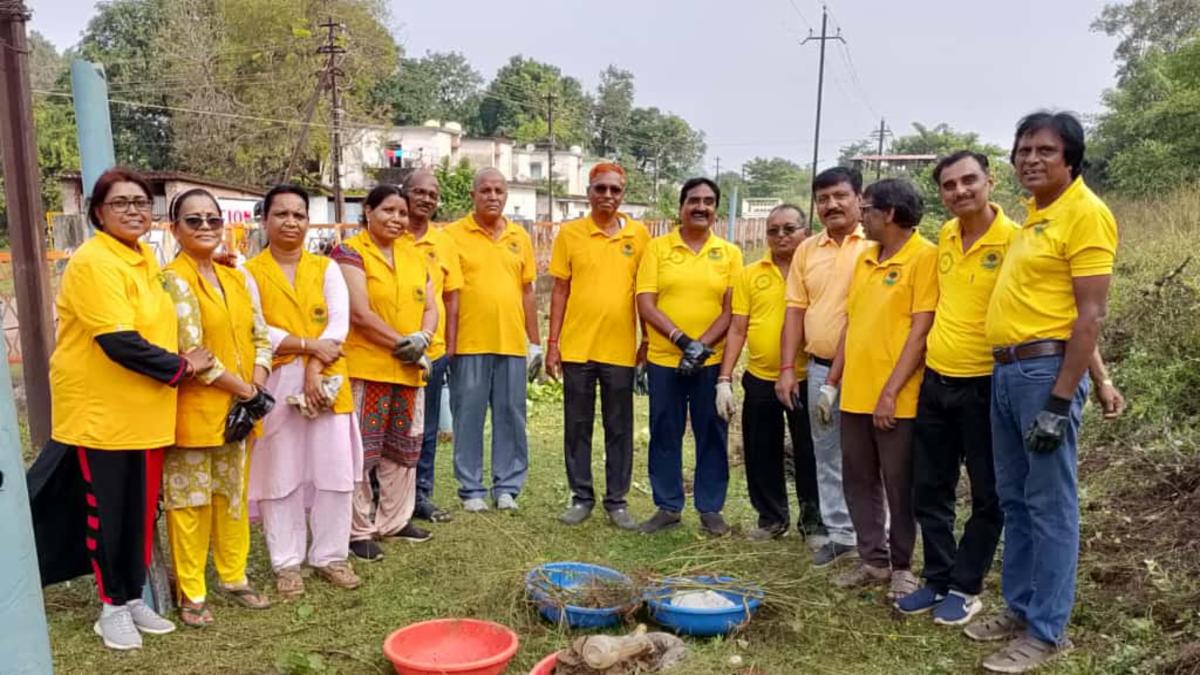 भिलाई-रिसाली में 'स्वच्छ धरा' की अनवरत मुहिम: 136 सप्ताह से पर्यावरण संरक्षण और सफाई का अलख जगा रही समिति, स्थानीय पार्षद का भी मिला सहयोग