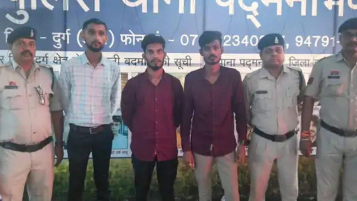  दुर्ग नौकरी धोखाधड़ी: 'गुडवे इंडियन फैशन' के नाम पर लाखों की ठगी, ब्रांच मैनेजर समेत 3 गिरफ्तार